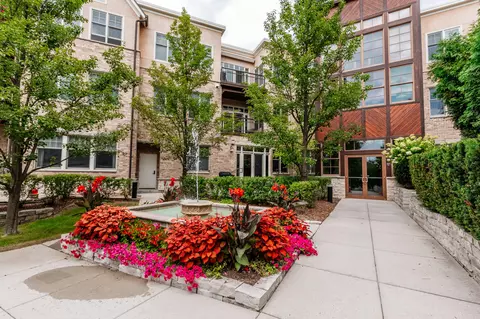 13130 Watertown Plank #203, Elm Grove, WI 53122