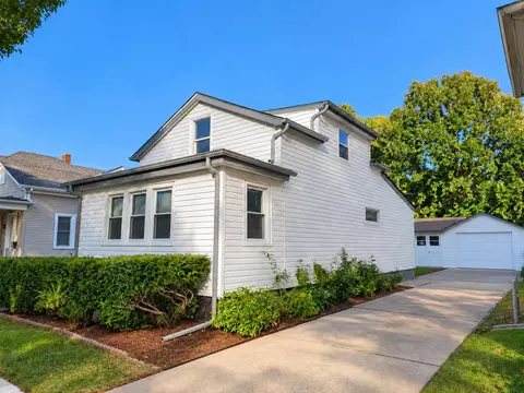 1437 Park, Racine, WI 53403