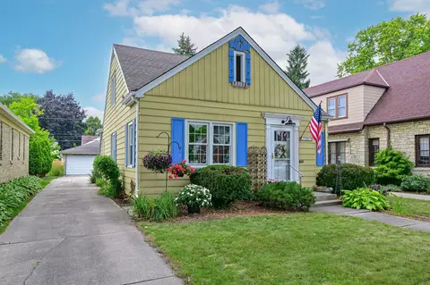 2361 N 82nd, Wauwatosa, WI 53213