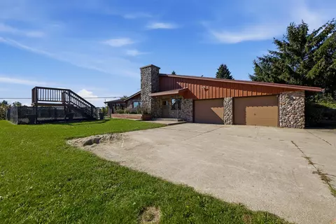 n911 Knepprath Road, Holland, WI 53013
