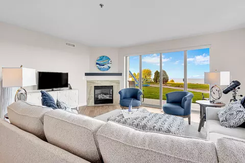 4110 S S Lk #47, Saint Francis, WI 53235