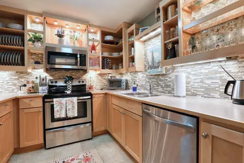 5200 S Tuckaway #365, Greenfield, WI 53221