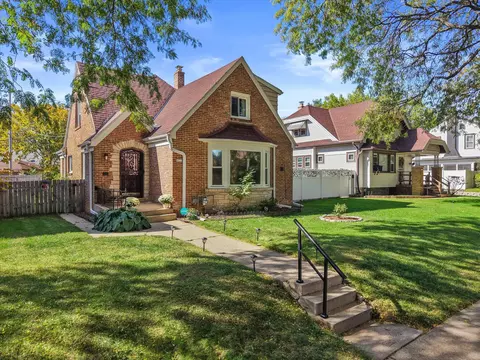 4937 W Medford, Milwaukee, WI 53216