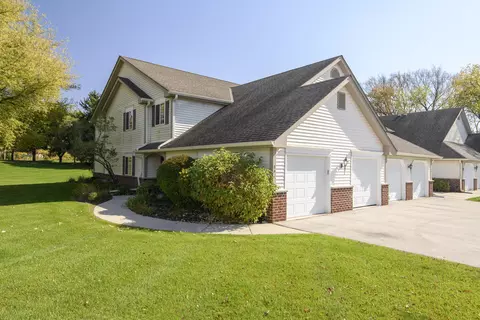 652 Pewaukee #E, Pewaukee, WI 53072