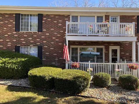 516 Laurel Lk #1, Thiensville, WI 53092