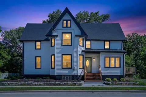 1836 W Mequon, Mequon, WI 53092