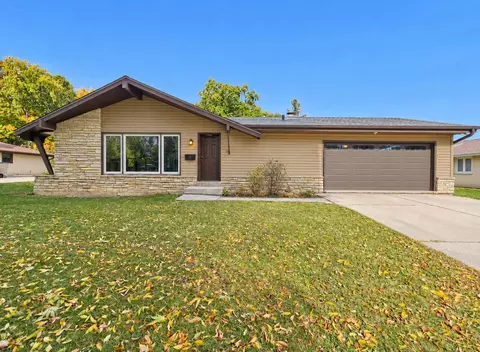 1824 W Clayton Crst, Milwaukee, WI 53221