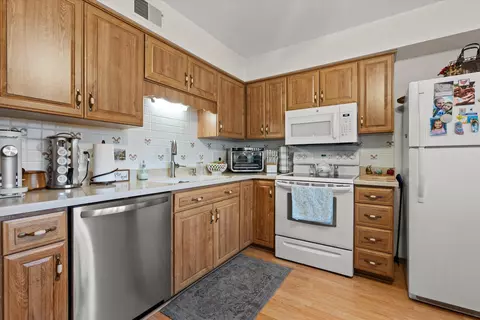 5166 S King Arthurs, Greenfield, WI 53221