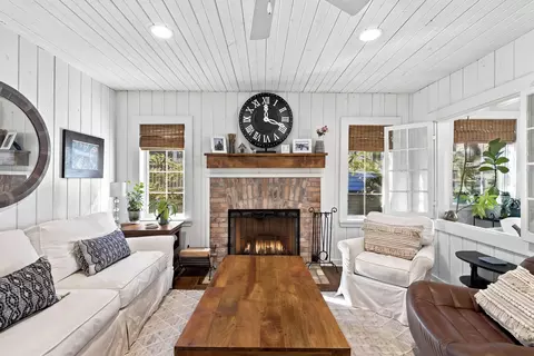 83 Upper Loch Vis, Williams Bay, WI 53191