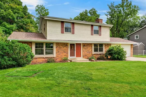 7520 S Chapel Hl, Franklin, WI 53132