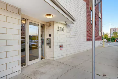 210 S Water #220, Milwaukee, WI 53204