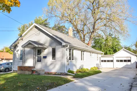 328 W Roberta, Waukesha, WI 53186