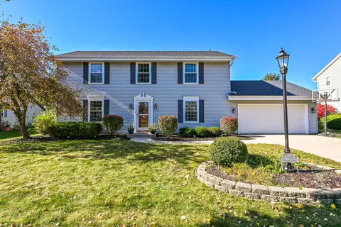 1073 Bending Brae, Pewaukee, WI 53072