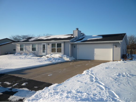 2000 W Jonathon Dr, Appleton, WI 54914 photo 1
