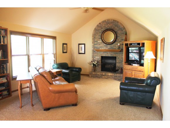 3625 Aschen Puttel Dr, Appleton, WI 54915 photo 2