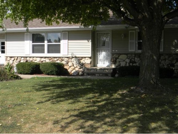2114 W Harvest Dr, Appleton, WI 54914 photo 2