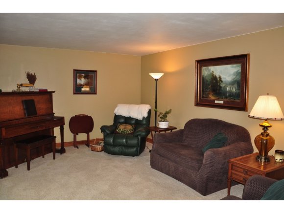 535 W Seneca Dr, Appleton, WI 54911 photo 3