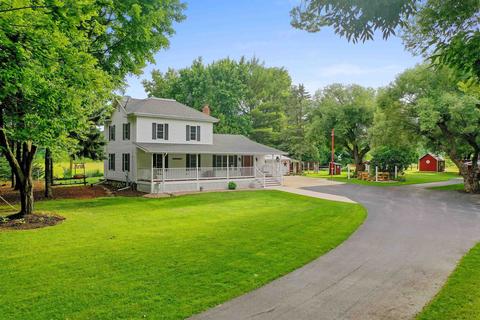 8348 Oakwood Ave, Neenah, WI 54956