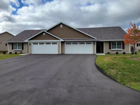 1961 Timberline Dr, Oshkosh, WI 54904