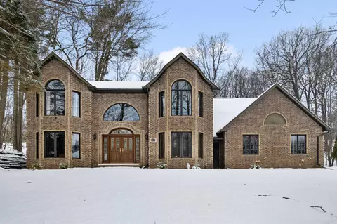 2464 Wildwood Dr, Green Bay, WI 54302