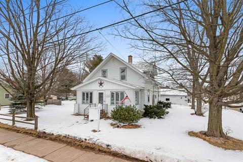 216 E Ann St, Weyauwega, WI 54983