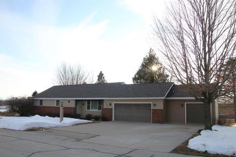 1704 Cedarview Dr, Saint Cloud, WI 53079