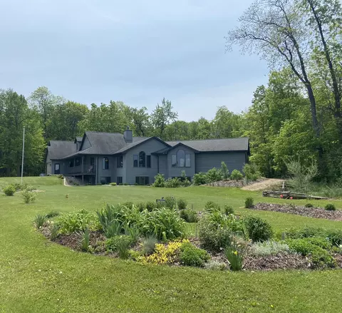 7665 Oak Hill Rd, Omro, WI 54963