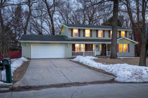 2784 S Le Capitaine Cir, Green Bay, WI 54302