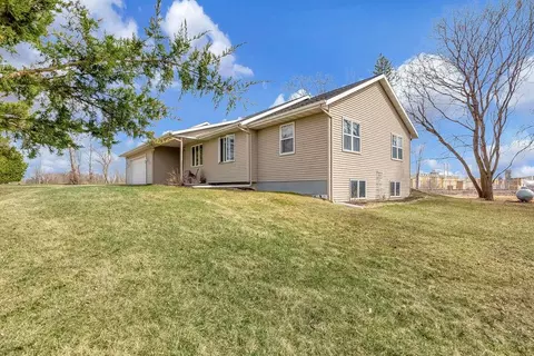 910 E Fairview Dr, New London, WI 54961
