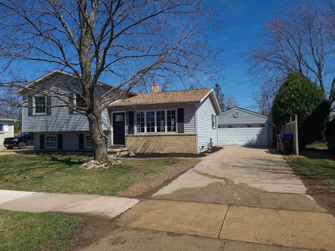 1254 Honeysuckle Ln, Neenah, WI 54956