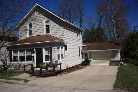 305 E Armstrong St, Gillett, WI 54124