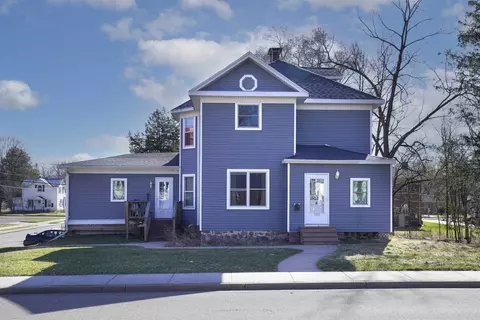 503 S Main St, Waupaca, WI 54981
