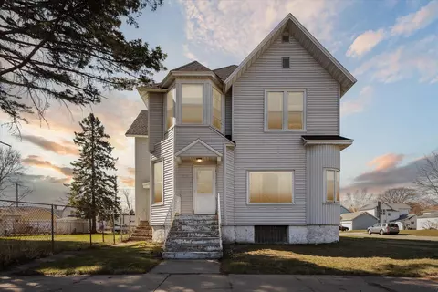 719 7th Ave, Menominee, MI 49858