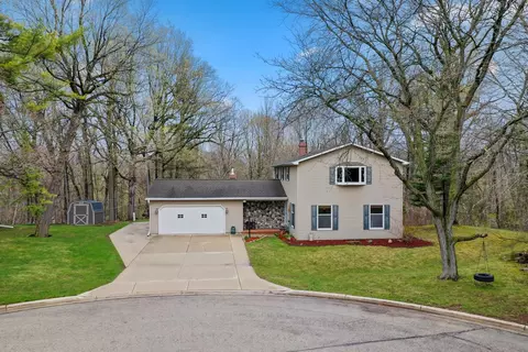 2555 Little Creek Ln, Green Bay, WI 54311