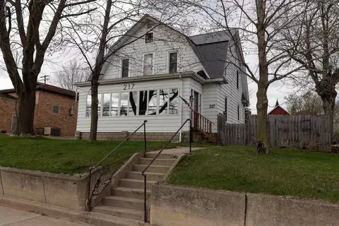 217 W Embarrass St, Hortonville, WI 54944