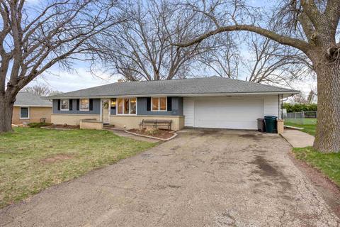 519 S Washington St, Combined Locks, WI 54113