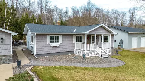 826 Roberts Dr, Iron River, MI 49935