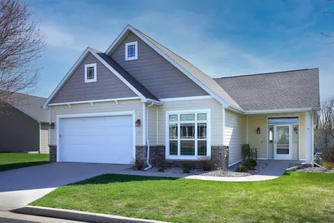 1785 Cottagewood Dr, Neenah, WI 54956