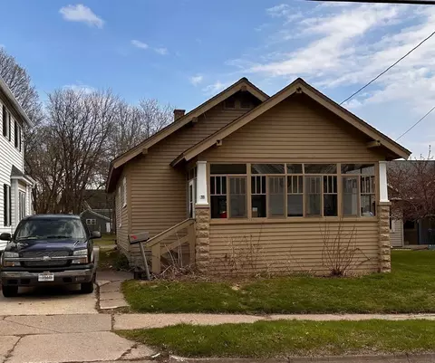 16 N Clinton Ave, Clintonville, WI 54929