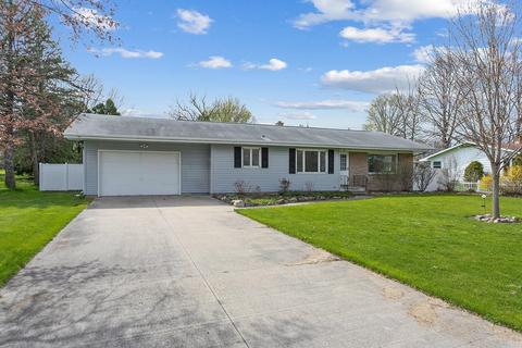 137 S 9th St, Hilbert, WI 54129