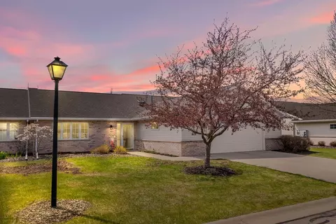 1679 Twin Lakes Cir, Green Bay, WI 54311