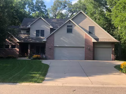 714 Woodland Cir, Waupaca, WI 54981