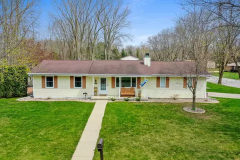 1235 Sand Hill Dr, Green Bay, WI 54313