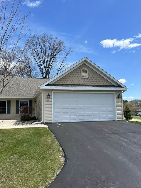 1010 Charles Wright Dr, Waupaca, WI 54981