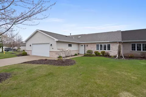 1611 Twin Lakes Cir, Green Bay, WI 54311