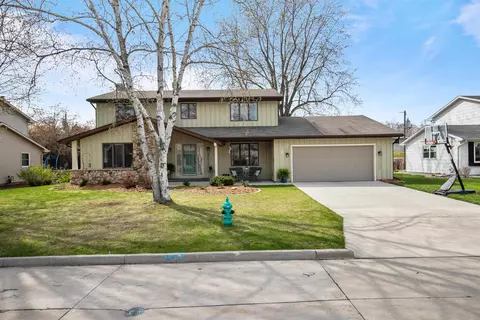 1305 N Montclaire Ct, Appleton, WI 54915