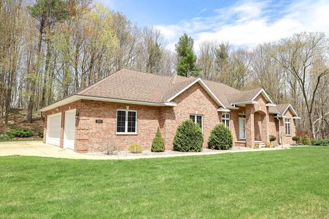 701 Hunters Run, Oneida, WI 54155