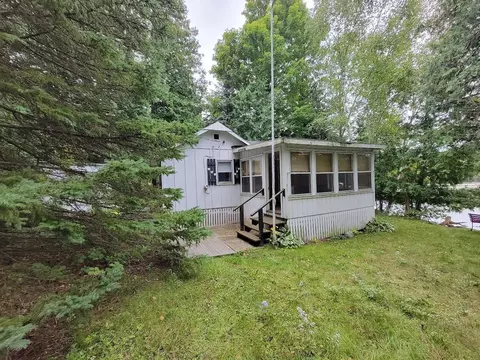 8265 Coffey Ln, Oconto Falls, WI 54154