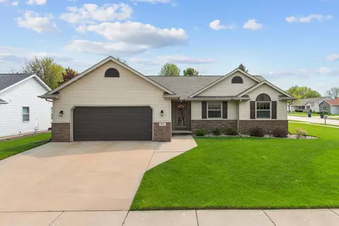 1800 Basswood Ln, Little Chute, WI 54140