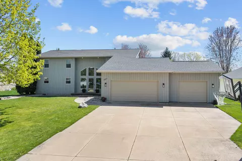 1377 Julie Ct, Neenah, WI 54956